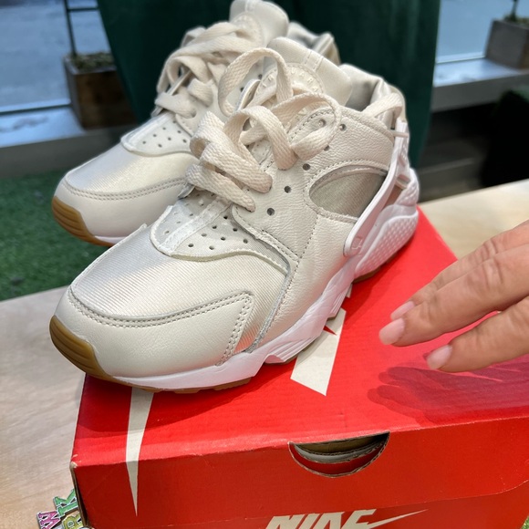 Women phantom white fossil, Nike air Huarache size 6 - Picture 3 of 7
